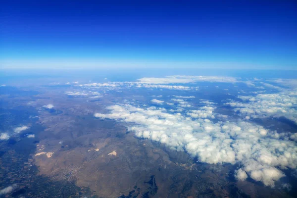 Himmel ovanför molnen, Cloudscape bakgrund, blå himmel och ludd — Stockfoto